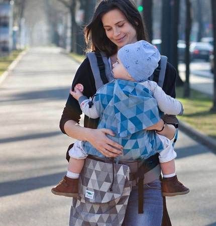 Buzzidil Babytrage Fullbuckle vor dem Bauch | Buckle Carrier | Marsupio ergonomico | porte-b&eacute;b&eacute; physiologique | mochila ergonomica